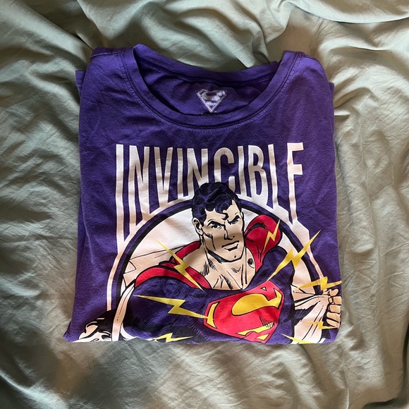 DC Comics “Invincible” Superman Women’s Purple T-Shirt - Picture 1 of 3